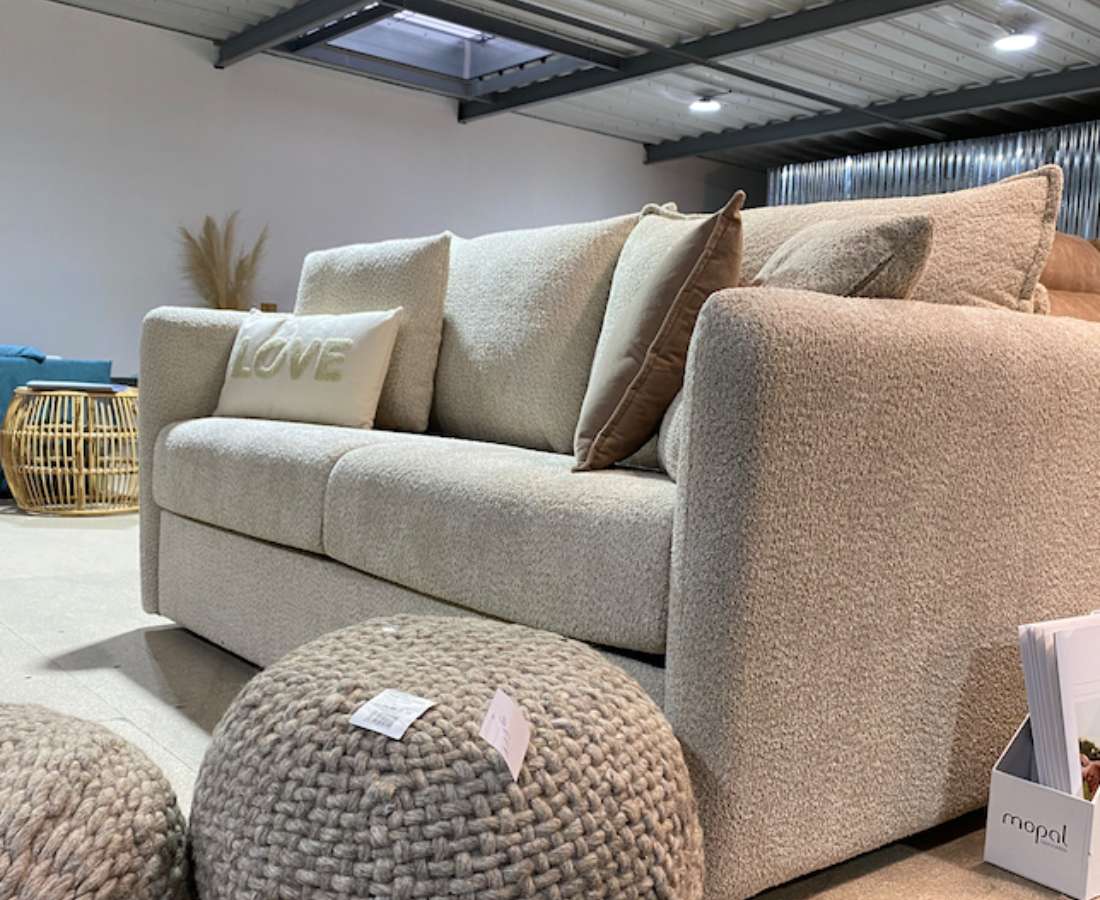 1 Un bijou, le convertible CHANEL, couchage 140, avec un excellent matelas de 16 cm ultra confort peux totalement satisfaire pour un couchage journalier. Mécanique dite "rapido" sans visserie uniquement de la thermosoudure.