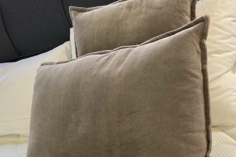 Coussin velour sable