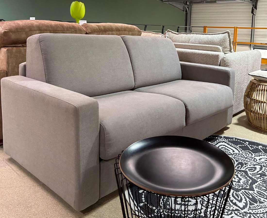 Convertible yess 2 Canapé YESS convertible, l'intemporel. Par sa simplicité, il vous accompagnera durant plusieurs années sans se démoder. Il vous assurera un couchage d'appoint ou régulier de qualité pour de nombreuses années.