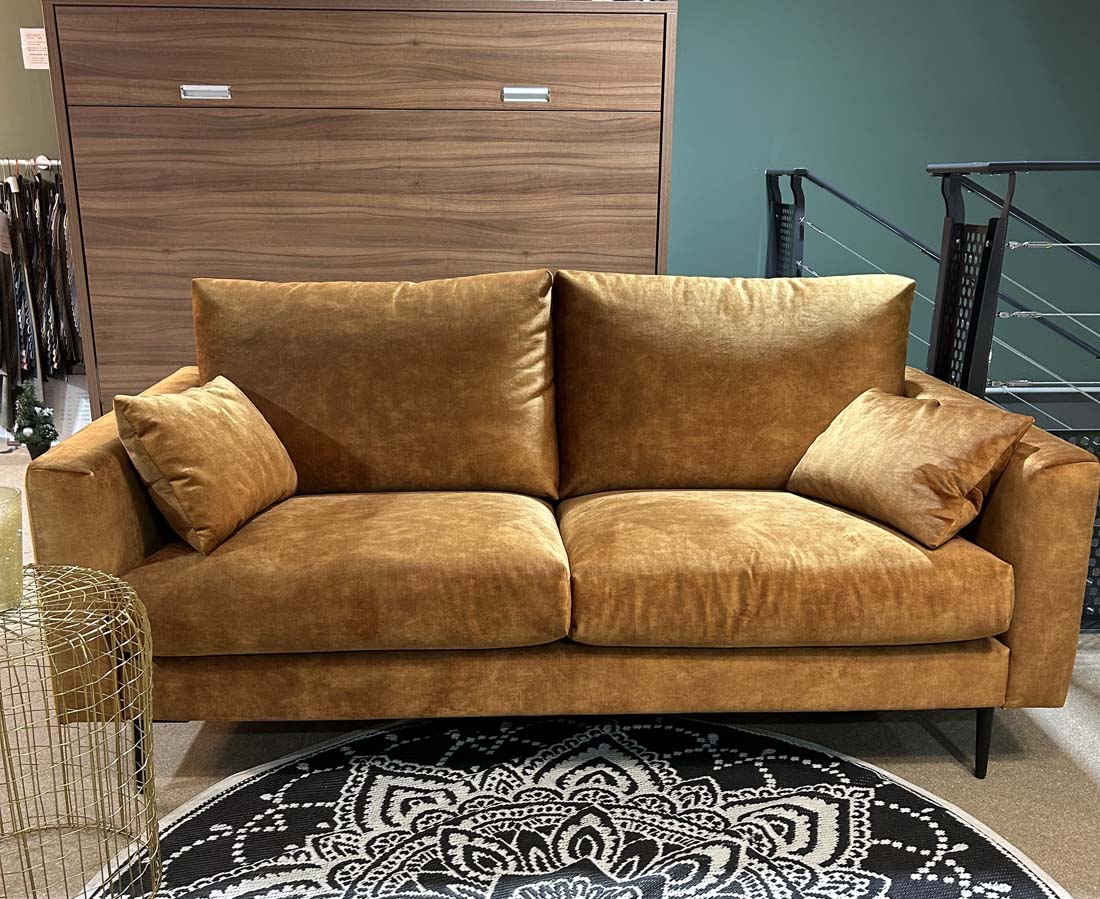 IMG_3580_-_depotliterie_concept Notre beau canapé ANABELLE, moderne et extrêmement confortable. Ces formes harmonieuses et légèrement arrondies, fonctionneront parfaitement votre intérieur quelque soit sont style.