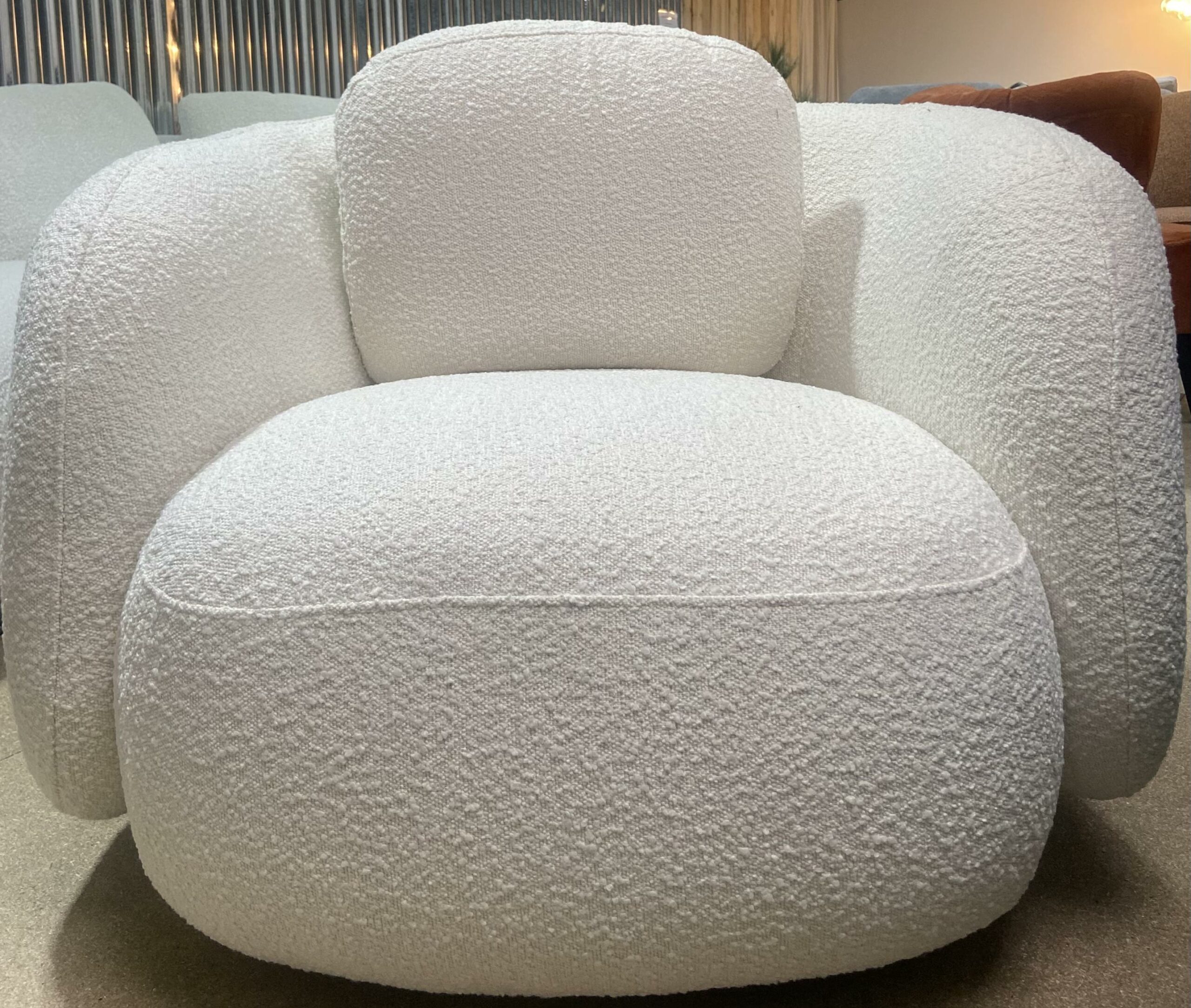 IMG_5070_-_depotliterie_concept Notre fauteuil Bali allie modernité, élégance et confort. Ce magnifique fauteuil à la structure en pin massif est rotatif