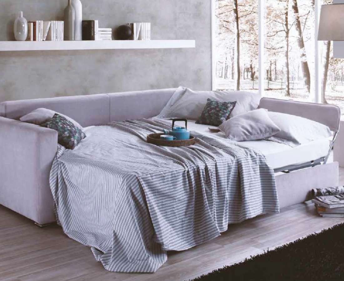 rimini ouvert Notre RIMINI banquette lit duplex est un lit gygogne dit banquette. Intemporel et très doux, il est Idéal pour une ambiance raffiné est douce. De plus, ce lit est très pratique pour un couchage à deux ou séparés.