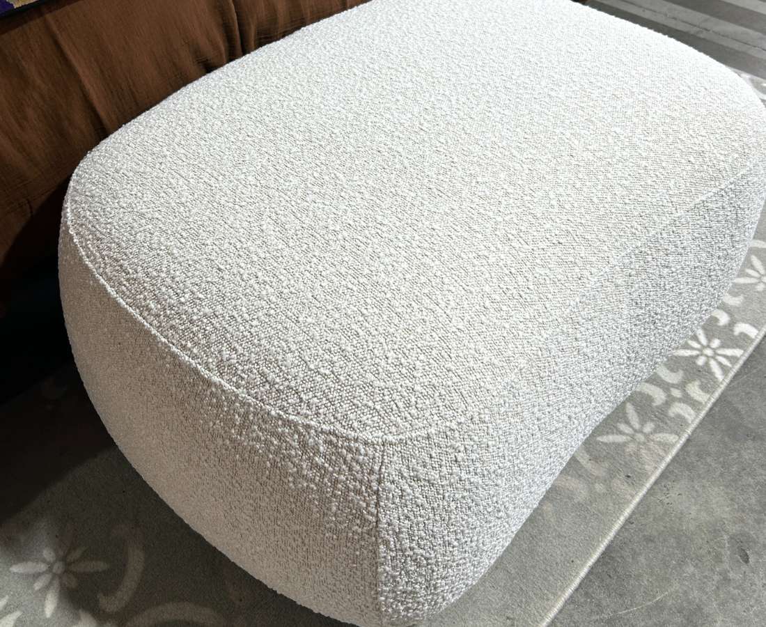 pouf bali devant lit de prés