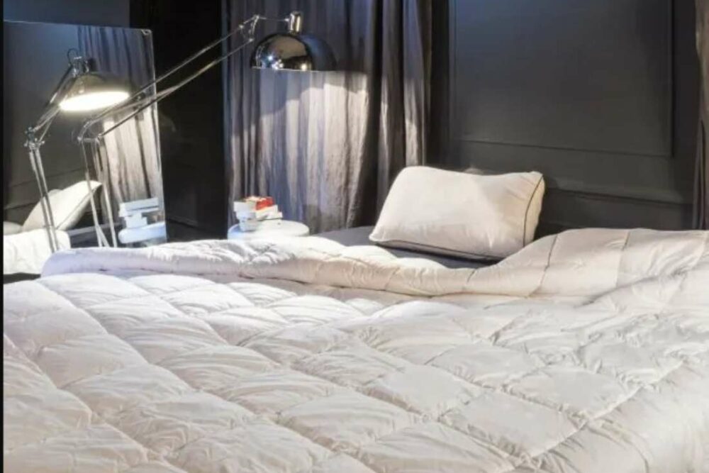 Description de notre couette laine 100% Athéna Couette Laine 300 G pure laine des Alpes La couette Athena est la couette pratique par excellence car c’est une couette lavable en machine domestique (programme cycle laine à froid). Garnie de laine des Alpes, cette couette tempérée vous offre un grand confort toute l'année, en demi-saison et durant l’hiver dans une chambre normalement chauffée. La laine des Alpes vous offre ici tout son gonflant naturel et ses propriétés de respirabilité. Une couette chaude juste comme il faut pour des nuits saines et sereines. Garnissage: 100 % Laine des Alpes Origine fibre : France Poids : 300 g/m² Enveloppe : Tissu 100% coton bio Tailles : 140x200, 200X200, 220X240, 240X260, 240x300, taille spéciale (nous contacter) Entièrement fabriqué en France dans notre manufacture de l'isle-sur-la-sorgue Brun de Vian-Tiran, la Manufacture des fibres nobles depuis 1808