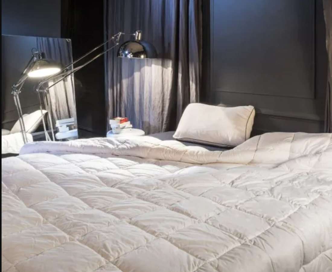 Description de notre couette laine 100% Athéna Couette Laine 300 G pure laine des Alpes La couette Athena est la couette pratique par excellence car c’est une couette lavable en machine domestique (programme cycle laine à froid). Garnie de laine des Alpes, cette couette tempérée vous offre un grand confort toute l'année, en demi-saison et durant l’hiver dans une chambre normalement chauffée. La laine des Alpes vous offre ici tout son gonflant naturel et ses propriétés de respirabilité. Une couette chaude juste comme il faut pour des nuits saines et sereines. Garnissage: 100 % Laine des Alpes Origine fibre : France Poids : 300 g/m² Enveloppe : Tissu 100% coton bio Tailles : 140x200, 200X200, 220X240, 240X260, 240x300, taille spéciale (nous contacter) Entièrement fabriqué en France dans notre manufacture de l'isle-sur-la-sorgue Brun de Vian-Tiran, la Manufacture des fibres nobles depuis 1808