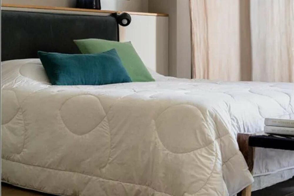 Description de notre couette laine 100% Athéna Couette Laine 300 G pure laine des Alpes La couette Athena est la couette pratique par excellence car c’est une couette lavable en machine domestique (programme cycle laine à froid). Garnie de laine des Alpes, cette couette tempérée vous offre un grand confort toute l'année, en demi-saison et durant l’hiver dans une chambre normalement chauffée. La laine des Alpes vous offre ici tout son gonflant naturel et ses propriétés de respirabilité. Une couette chaude juste comme il faut pour des nuits saines et sereines. Garnissage: 100 % Laine des Alpes Origine fibre : France Poids : 300 g/m² Enveloppe : Tissu 100% coton bio Tailles : 140x200, 200X200, 220X240, 240X260, 240x300, taille spéciale (nous contacter) Entièrement fabriqué en France dans notre manufacture de l'isle-sur-la-sorgue Brun de Vian-Tiran, la Manufacture des fibres nobles depuis 1808