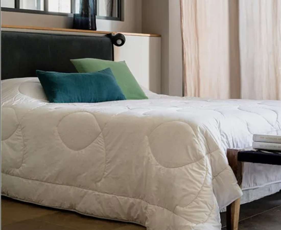 Couette en laine Description de notre couette laine 100% Athéna Couette Laine 300 G pure laine des Alpes La couette Athena est la couette pratique par excellence car c’est une couette lavable en machine domestique (programme cycle laine à froid). Garnie de laine des Alpes, cette couette tempérée vous offre un grand confort toute l'année, en demi-saison et durant l’hiver dans une chambre normalement chauffée. La laine des Alpes vous offre ici tout son gonflant naturel et ses propriétés de respirabilité. Une couette chaude juste comme il faut pour des nuits saines et sereines. Garnissage: 100 % Laine des Alpes Origine fibre : France Poids : 300 g/m² Enveloppe : Tissu 100% coton bio Tailles : 140x200, 200X200, 220X240, 240X260, 240x300, taille spéciale (nous contacter) Entièrement fabriqué en France dans notre manufacture de l'isle-sur-la-sorgue Brun de Vian-Tiran, la Manufacture des fibres nobles depuis 1808